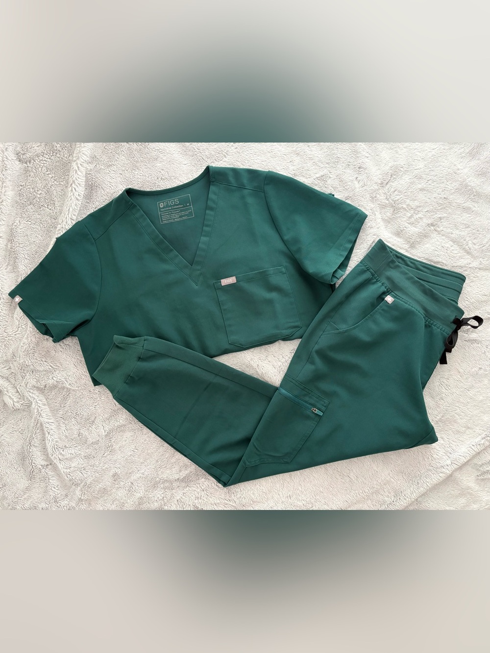 FIGS Women’s Forest Green Scrubs - M Catarina Top & MP Zamora Jogger Pants